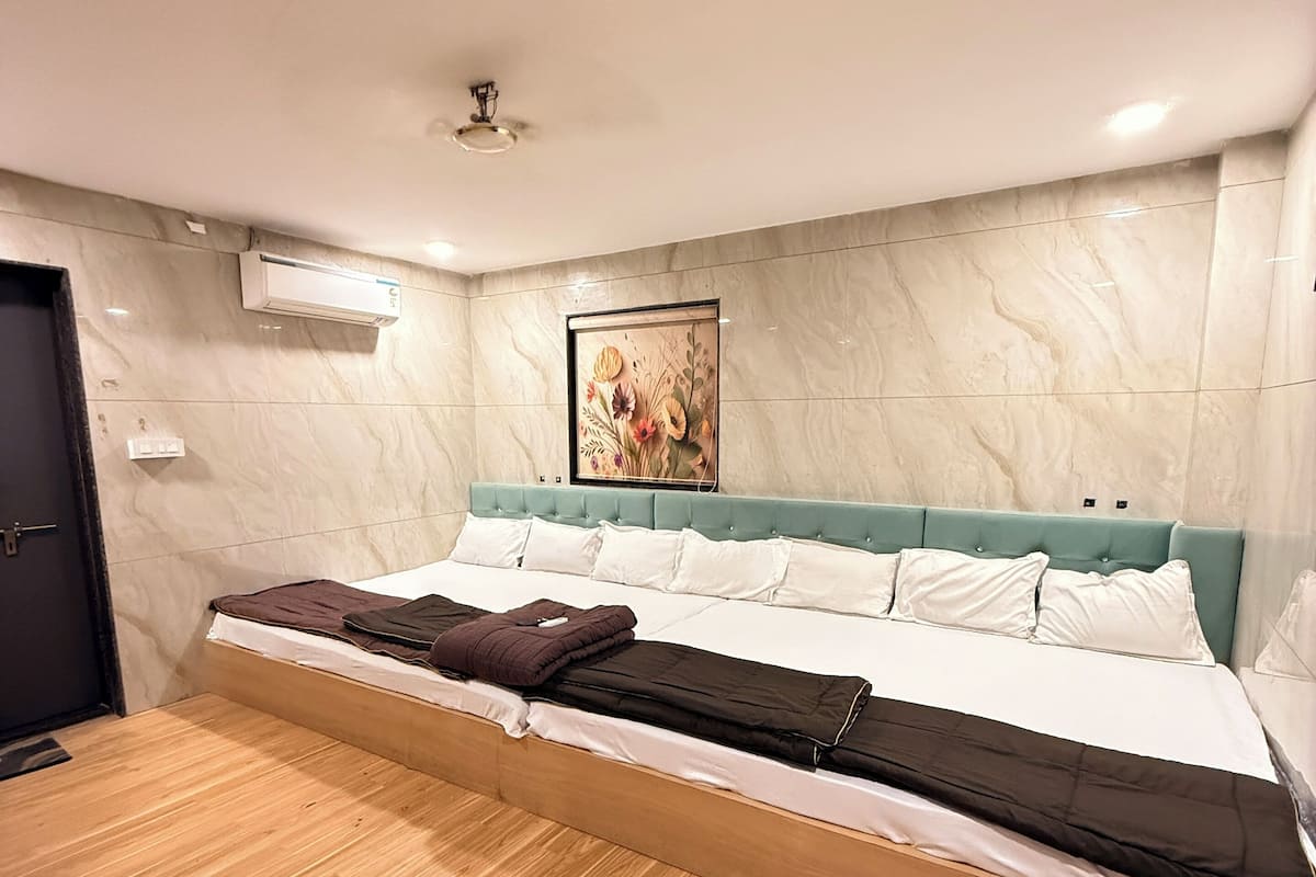 Studio Suite Keluarga | Meja kerja, ruang kerja ramah laptop, dan Wi-Fi gratis