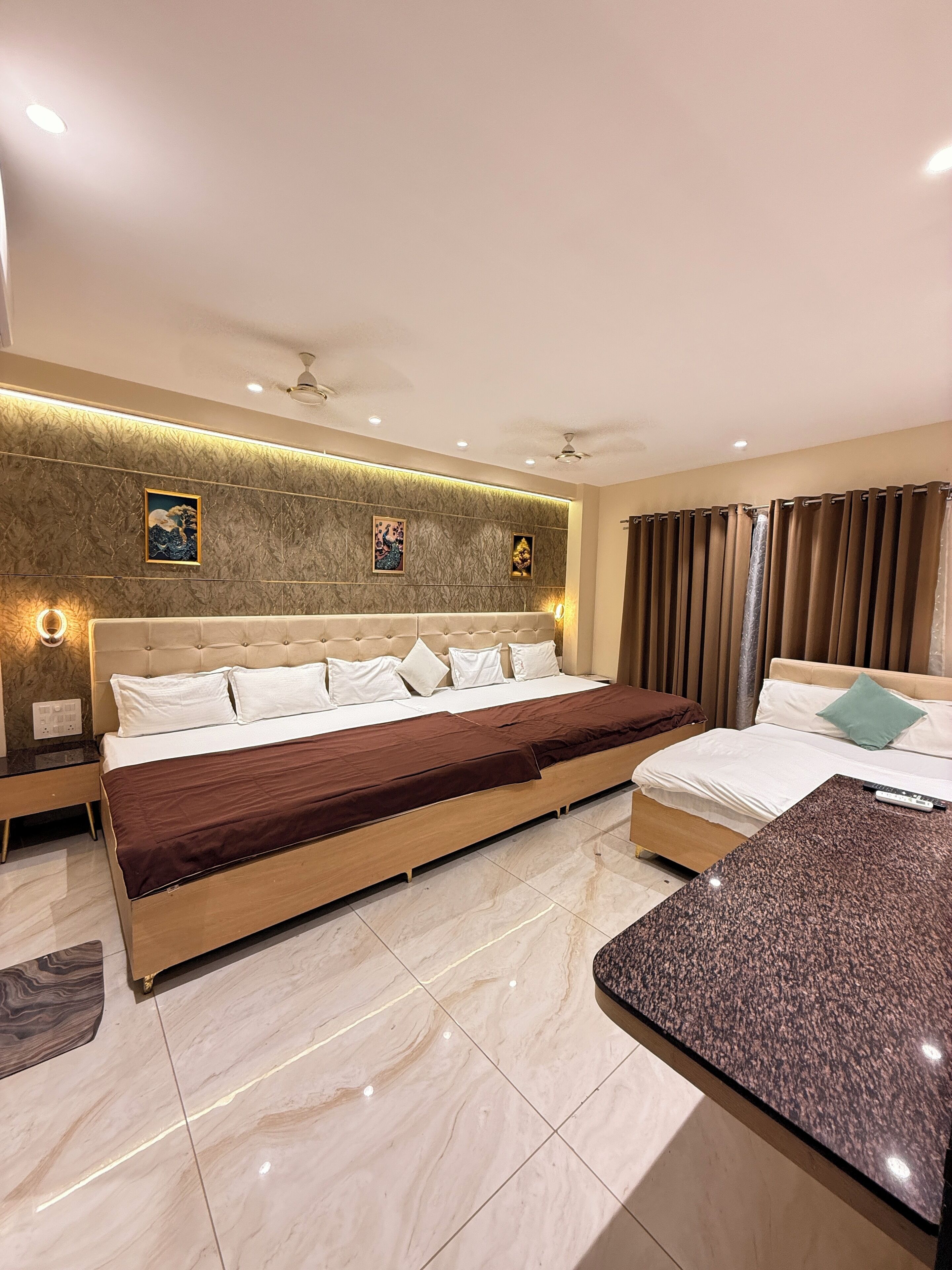 Executive Studio Suite | Desk, laptop workspace, free WiFi