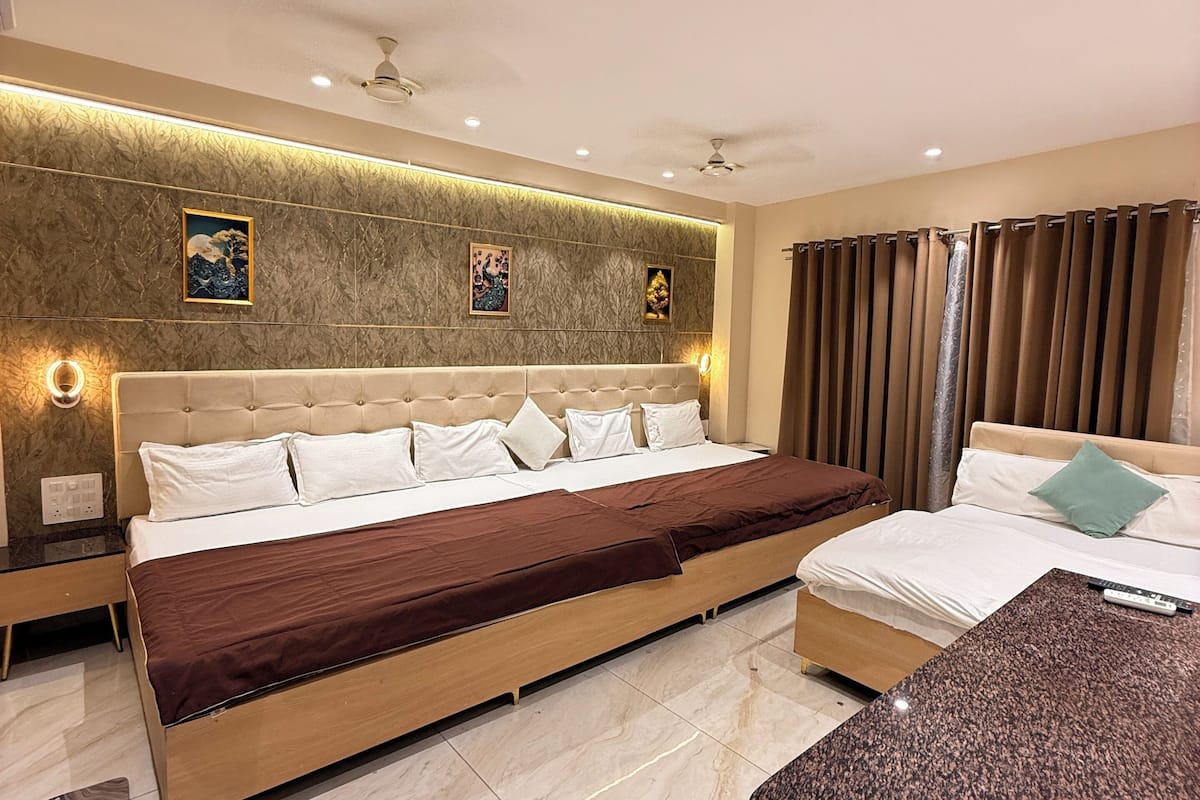 Studio Suite Eksekutif | Meja kerja, ruang kerja ramah laptop, dan Wi-Fi gratis