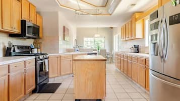 Microondas, horno, parrilla de estufa y lavavajillas