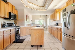 Mikrovågsugn, ugn, spishäll och diskmaskin