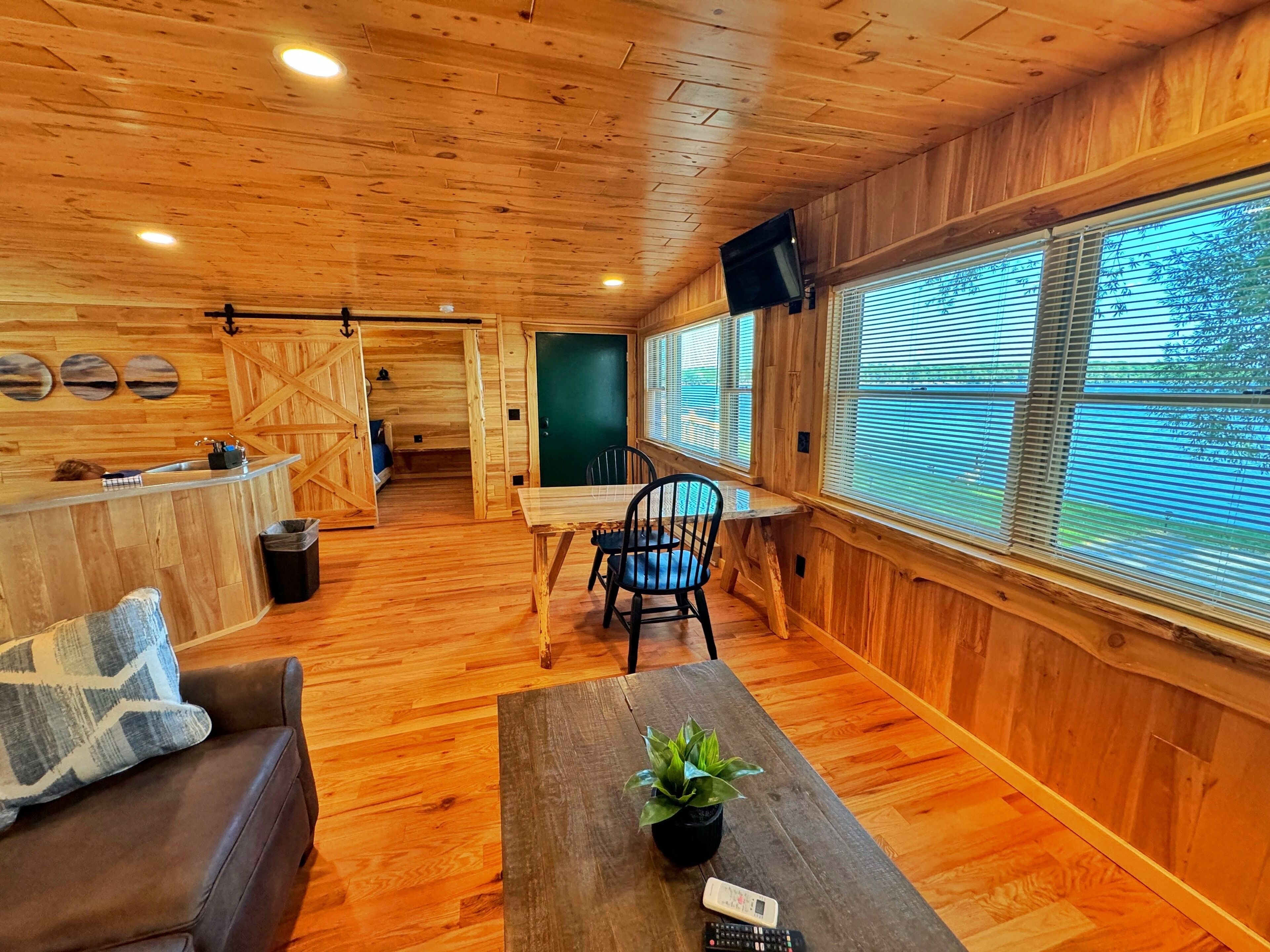 Cottage, 1 Queen Bed, Lake View | Free WiFi, bed sheets