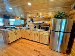 Cottage, 1 Queen Bed, Lake View | Private kitchen