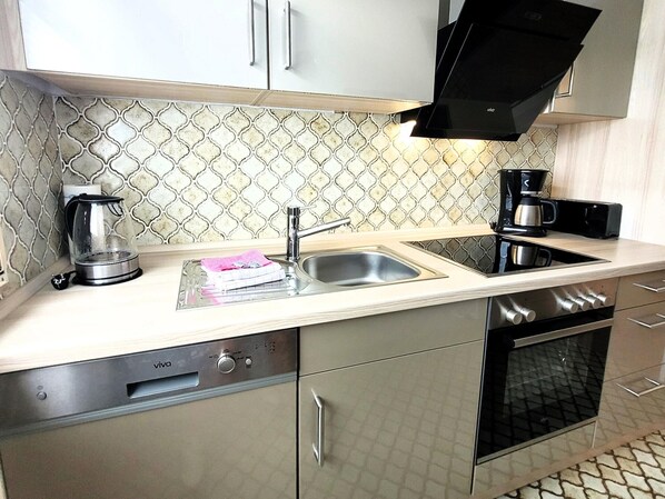 Apartment | Private kitchen | Cookware/dishes/utensils