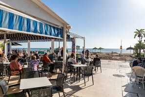 Outdoor dining - MalagaSuite Tropical Pool (Torremolinos)