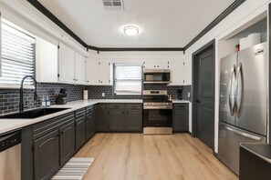 電子レンジ、オーブン、コンロ、食器洗い機