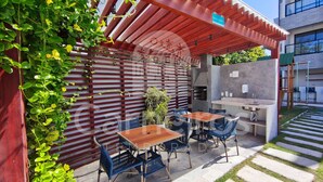 An outdoor patio with a grill, seating, and a pergola. - Maré Alta Beach Hall-Praia de Tamandaré (Tamandaré)