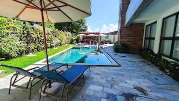 Una piscina al aire libre