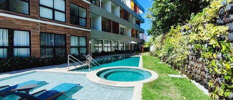 Hồ bơi ngoài trời