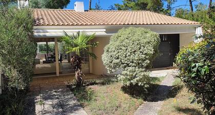 Charming, fully renovated, air-conditioned house on the edge of a forest,