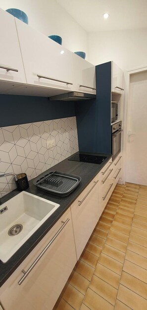 Fridge, microwave, oven, stovetop - Charming, renovated, air-conditioned single-storey house on the edge of a forest. (Saint-Jean-de-Monts)