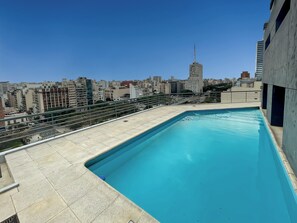 Una piscina al aire libre de temporada