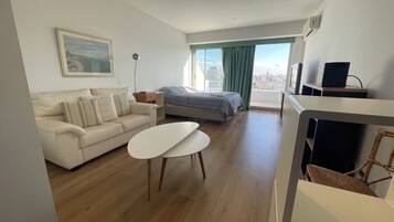 Estúdio luxo, vista para a cidade | Área de estar | Smart TV 46 polegadas com canais digitais