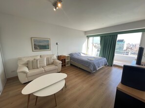 デラックス スタジオ シティビュー | リビング エリア | 46 インチのスマートテレビ (デジタル放送視聴可)