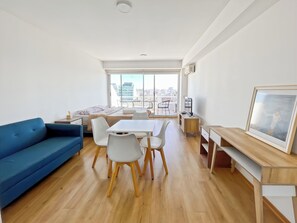 エクスクルーシブ スタジオ シティビュー | リビング エリア | 46 インチのスマートテレビ (デジタル放送視聴可)