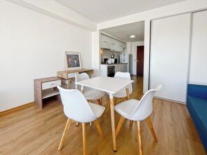 Exclusieve studio, uitzicht op de stad | Woonruimte | Een 46-inch smart-tv met digitale zenders