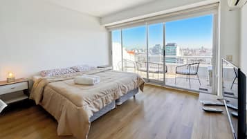Estúdio exclusivo, vista para a cidade | Espaço de trabalho para notebook, Wi-Fi de cortesia, roupa de cama
