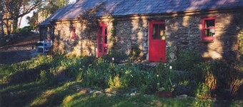Enchanting 2-bedroom cottage  near charming Durrus village and Bantry town