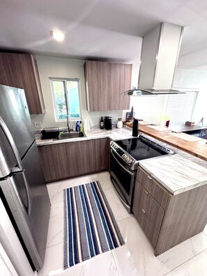 Fridge, microwave, oven, stovetop - 2-bedroom house in enchanting Dania Beach with WiFi and 5 minutes from the Beach (Dania Beach)