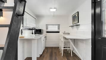 Fridge, microwave, cookware/dishes/utensils, ice maker