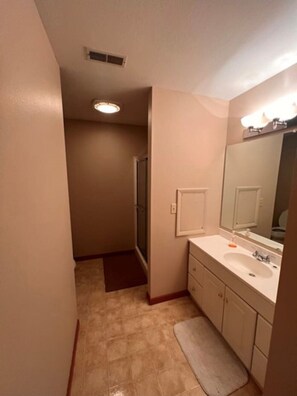 Een douche, handdoeken, toiletpapier