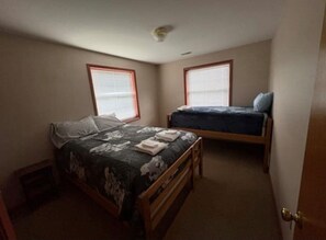 3 slaapkamers, een strijkplank/strijkijzer, wifi, beddengoed