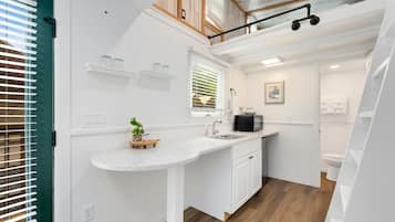 Fridge, microwave, cookware/dishes/utensils, ice maker