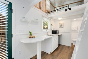 Refrigerador, microondas, utensilios de cocina y máquina de hielo