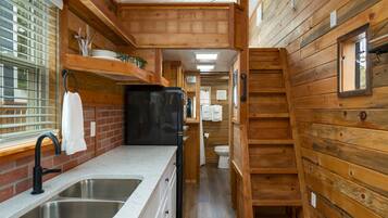 Refrigerador, microondas, utensilios de cocina y máquina de hielo