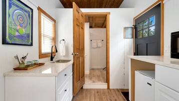 Refrigerador, microondas, utensilios de cocina y máquina de hielo