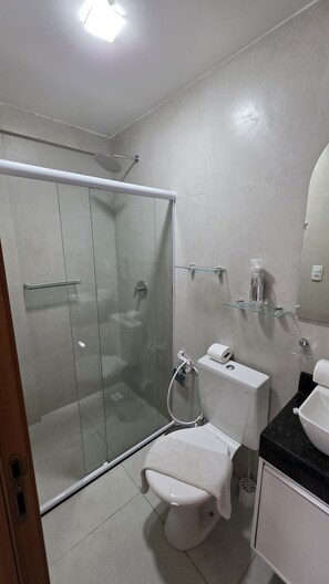 Alloggio Comfort su due livelli, vista cortile | Bagno | Doccia, asciugamani, sapone, carta igienica