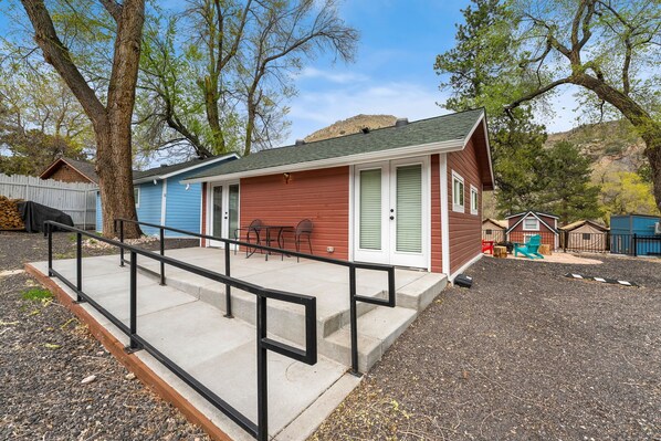 Exterior - Cabin 4- The Lady Moon (Bellvue)