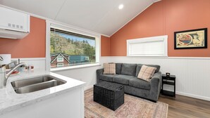 Eine moderne Küche mit Spüle und einem Fenster mit Jalousien.