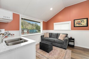 Living area - Cabin 4- The Lady Moon (Bellvue)