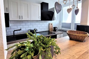 Apartment | Private kitchen | Cookware/dishes/utensils