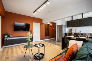 Lägenhet Comfort - 2 sovrum - balkong | Vardagsrum | 43-tums smart-tv med digitalkanaler, Netflix och streamingtjänster