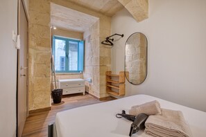 Iron/ironing board, free WiFi, bed sheets - Charming, Modern duplex in city center JMBA1-1 (Valletta)