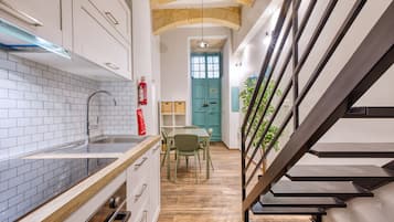 Réfrigérateur, micro-ondes, four, cafetiÚre/bouilloire