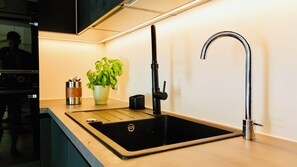 Frigorífic, microones, forn i placa de cuina 