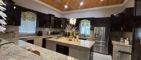 Mikrovågsugn, spishäll och diskmaskin