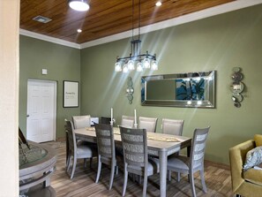 Dining - Luxurious and Charming 3-bedroom house with WiFi, AC in delightful George Town (George Town)