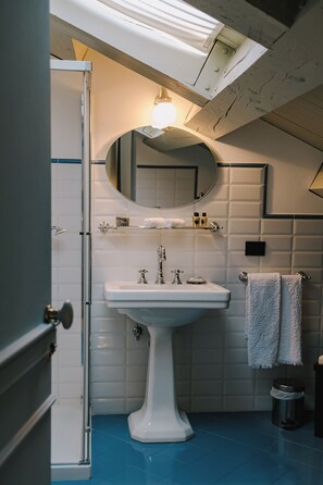 Een douche, een haardroger, een bidet, handdoeken