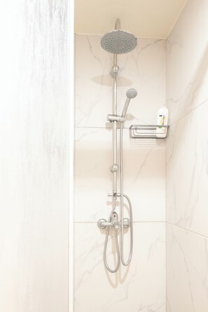 Sèche-cheveux, serviettes fournies, savon, papier toilette