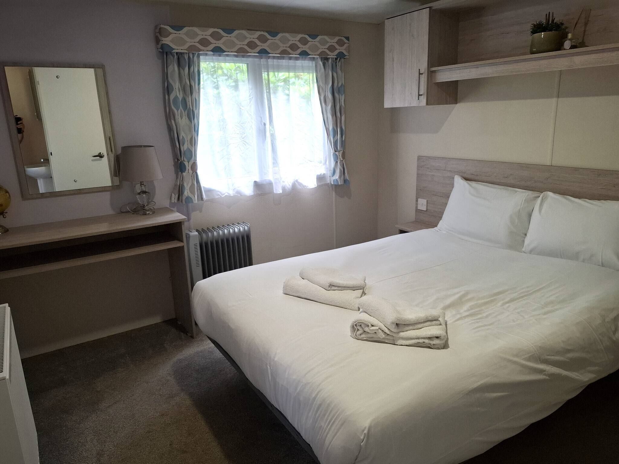 2 bedrooms, travel cot, free WiFi, bed sheets