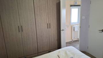 2 bedrooms, travel cot, free WiFi, bed sheets