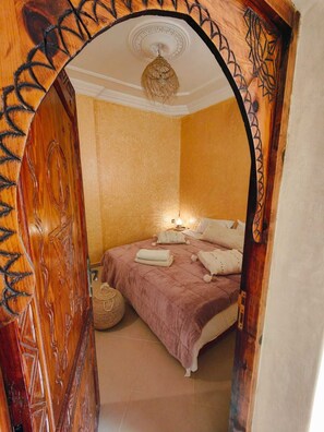 6 bedrooms, iron/ironing board, WiFi, bed sheets