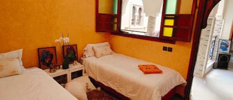 6 bedrooms, iron/ironing board, WiFi, bed sheets