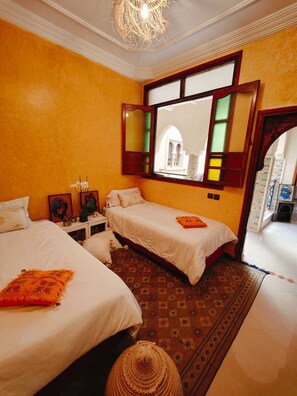 6 slaapkamers, een strijkplank/strijkijzer, wifi, beddengoed