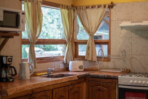 Refrigerador, microondas, horno y utensilios de cocina