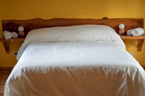 2 bedrooms, iron/ironing board, WiFi